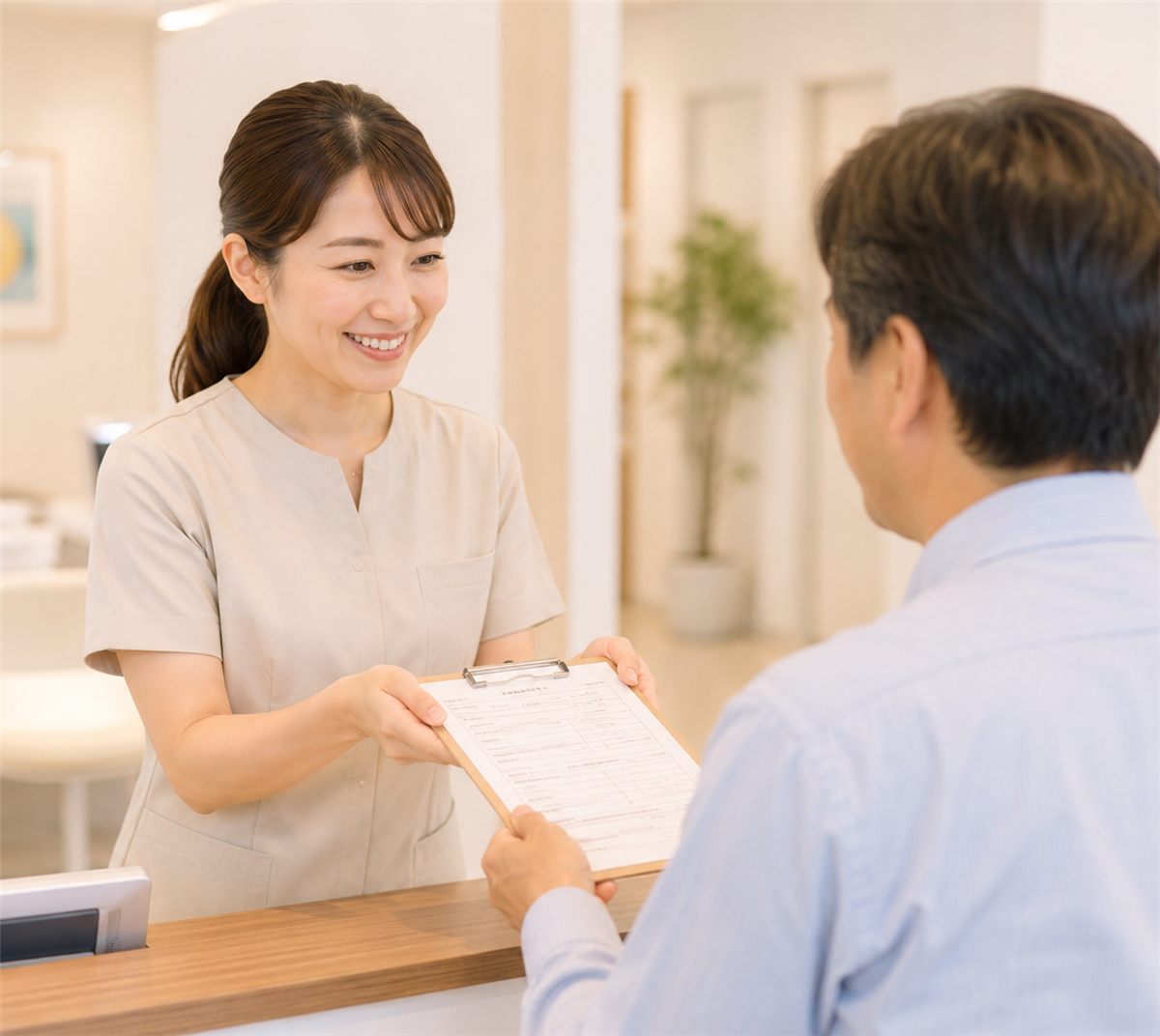 受付で問診票をお渡しする様子